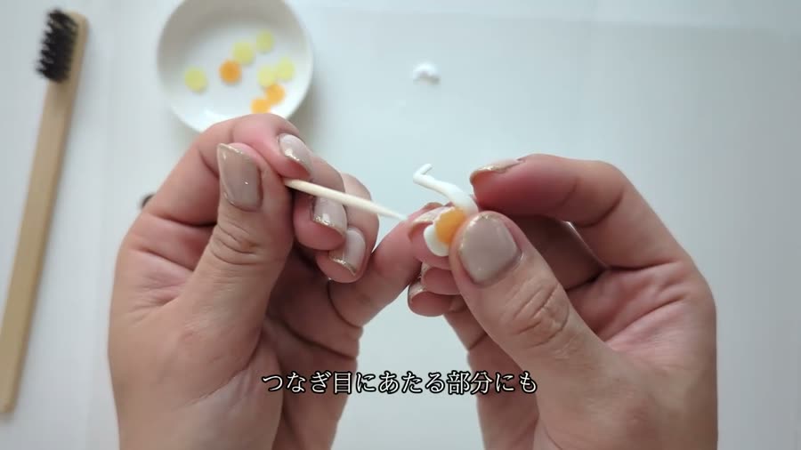 果肉のまわりに白い粘土を巻く